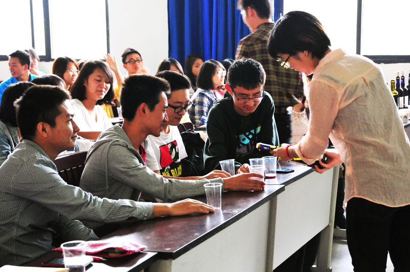 小黄书
第十三届外语文化节系列讲座：微醺之美——葡萄酒品鉴