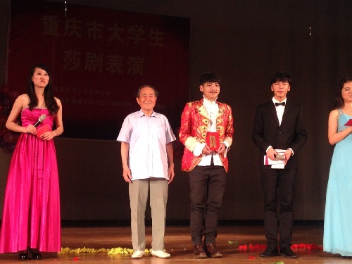 小黄书
学生在第八届重庆市大学生莎剧表演赛中喜摘桂冠