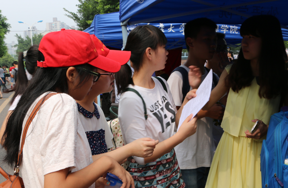 走进重大，走进阳光灿烂的日子 ——小黄书
迎新活动纪实