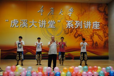 心系雅安——小黄书
举行慈善晚会