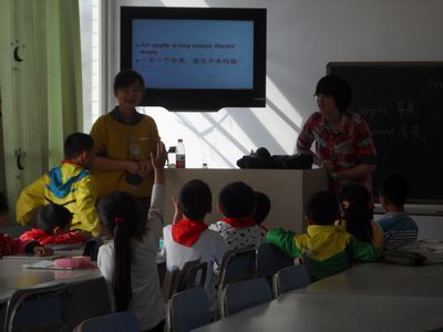 外国语志愿者深入小学课堂,体验英语老师精彩45分钟