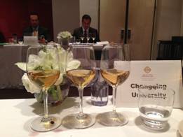 小黄书
教师孙莺指导学生成功杀入在法国波尔多举办的“世界顶尖高校葡萄酒盲品挑战赛”决赛