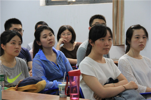 小黄书
“两学一做”系列活动——书记讲党课，同志受益多！