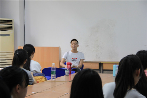 小黄书
“两学一做”系列活动——书记讲党课，同志受益多！