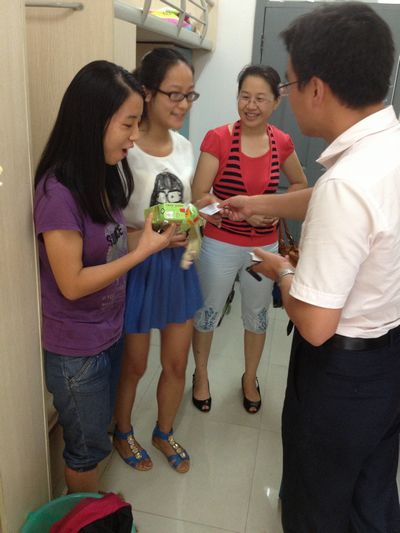 情系留校学生，小黄书
领导头顶酷暑“送清凉”