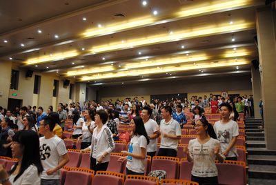 心系雅安——小黄书
举行慈善晚会