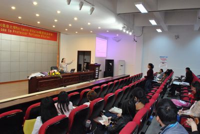 匈牙利佩奇大学Marianne Nikolov教授来小黄书
讲学